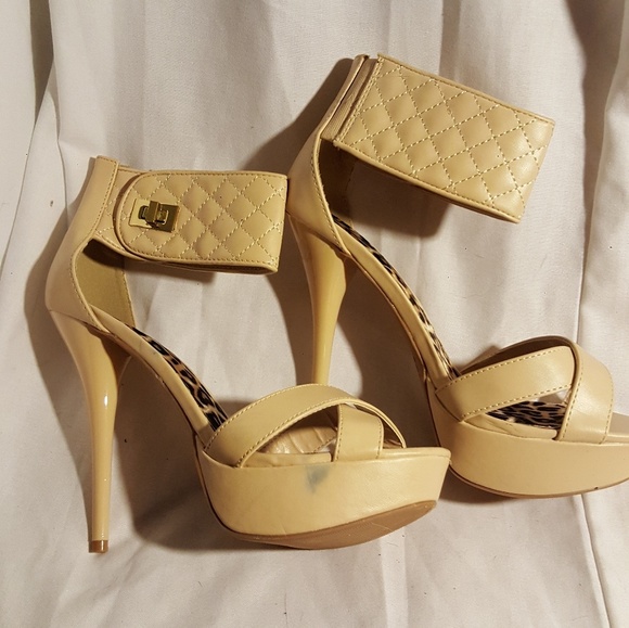 Cream heel with ankle strap. - Picture 2 of 4
